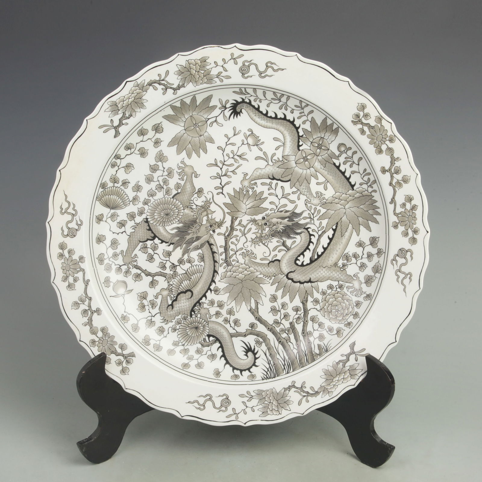 A LARGE DRAGON PATTERN PORCELAIN PLATE (1 of 5)