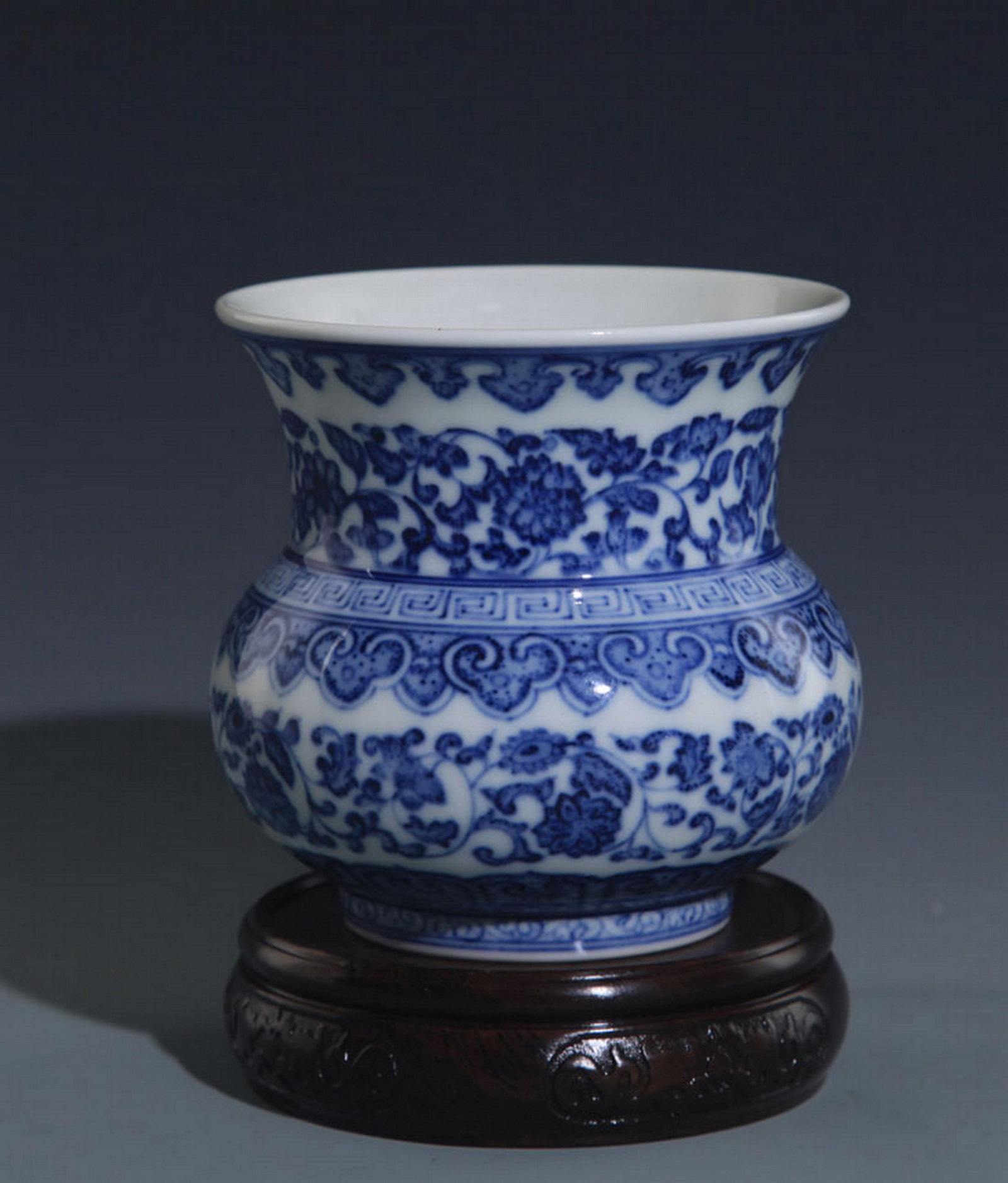 RARE BLUE AND WHITE LOTUS PATTERN TABLE JAR: Qing Dynasty; High: 4.0 inch; Diameter: 3.75 inch;