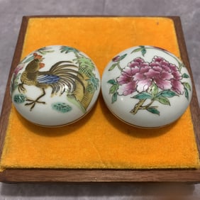PAIR OF FAMILLE ROSE FLOWER PATTERN PORCELAIN BOX