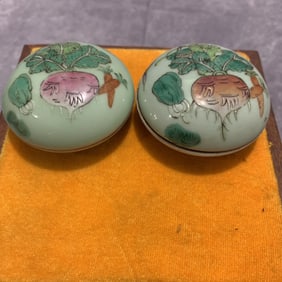 PAIR OF FAMILLE ROSE PAINTING PORCELAIN BOX
