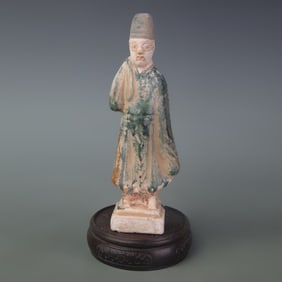 A FINE TRI-COLOR FIGURE TOMB FIGURINES