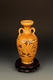 A YELLOW COLOR GLAZED FLOWER PATTERN PORCELAIN JAR
