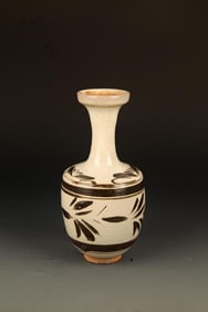 A FINE CI ZHOU KILN FLAT TOP PATTERN BOTTLE