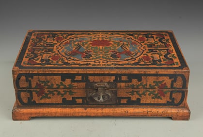 A GILT LACQUERED COLOR PAINTED WOODEN BOX WITH COVER