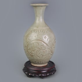 A FINE GREED GLAZED FINELY CARVED FLOWER VASE