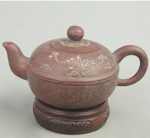 A FINELY MADE ZI SHA TEAPOT