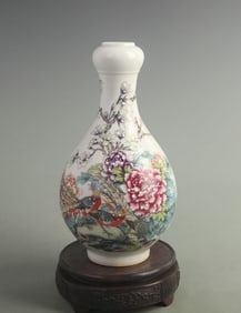FAMILLE ROSE FLOWER PATTERN GARLIC-HEAD STYLE PORCELAIN VASE