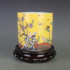 FAMILLE ROSE YELLOW GROUND FLOWER AND BIRD PATTERN BRUSH PORCELAIN POT