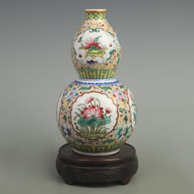 A FINE FAMILLE ROSE FLOWER AND BUTTERFLY PATTERN CALABASH BOTTLE
