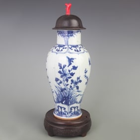 A RARE BLUE AND WHITE BIRD PATTERN PORCELAIN BOTTLE WITH LID