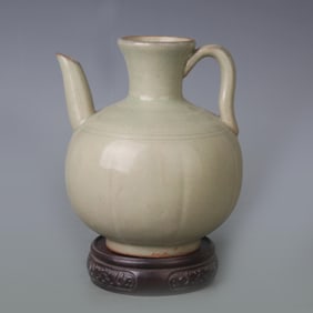 A FINE YUE KILN PORCELAIN EWER
