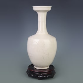 A FINE DING KILN LONG NECK PORCELAIN BOTTLE