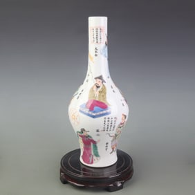 A FINE WUCAI CHARACTER FIGURE PATTERN LONG NECK PORCELAIN VASE