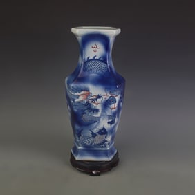 A FINE BLUE AND WHITE DRAGON PATTERN VASE