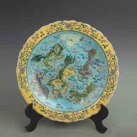 A LARGE SANCAI GLAZED LION PATTERN PORCELAIN PLATE