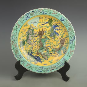 A LARGE SANCAI GLAZED LION PATTERN PORCELAIN PLATE