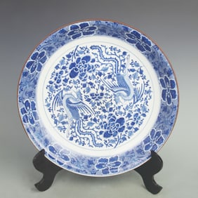 A LARGE BLUE AND WHITE COLOR FLOWER PATTERN PORCELAIN PLATE