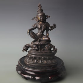A FINE BRONZE SEATED GUANYIN STATUE