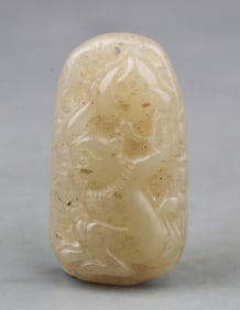 A FINE MONKEY WITH PEACH PATTERN JADE PENDANT
