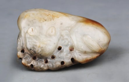 A FINE RUI SHOU FIGURE WHITE JADE PENDANT