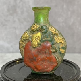 A FINE GLASS MADE SNUFF BOTTLE