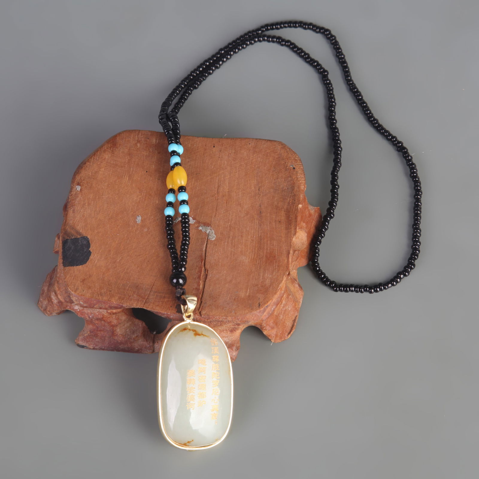 A FINE HETIAN JADE NECKLACE (1 of 4)