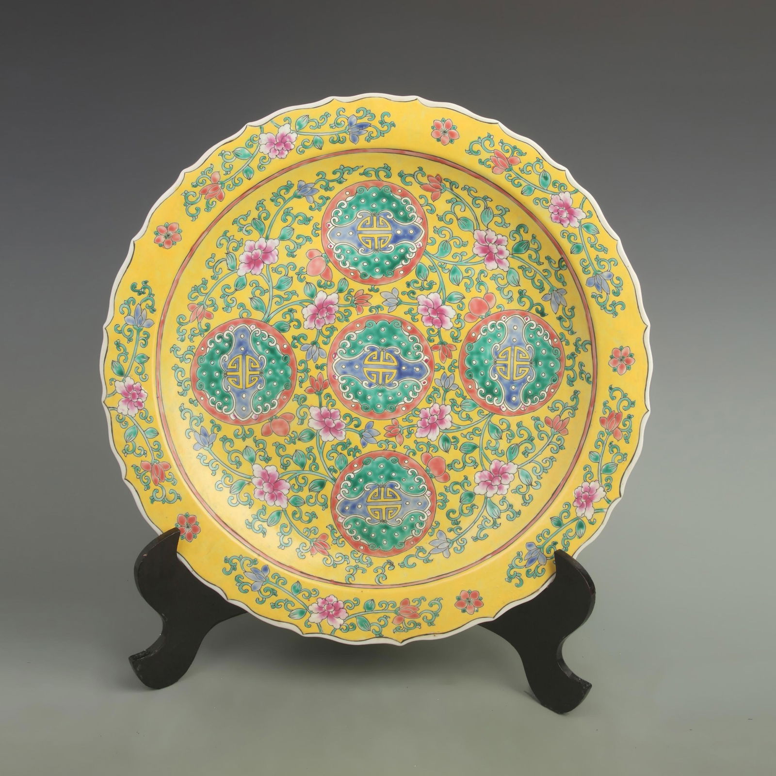 A LARGE YELLOW COLOR FLOWER PATTERN PORCELAIN PLATE (1 of 5)