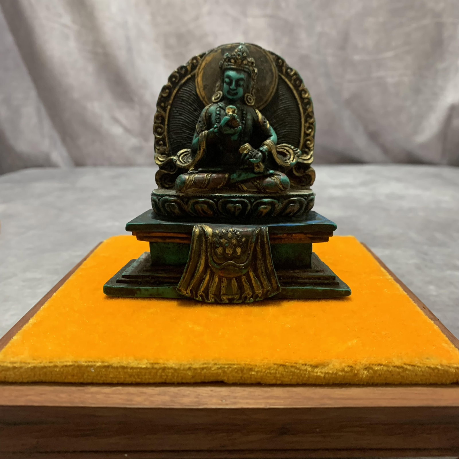 A FINE TURQUOISE STONE MADE TIBETAN STATUE: Qing Dynasty, Long: 4.0 inch; Width: 3.8 inch; High: 1.6 inch;