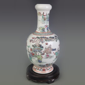 FAMILLE ROSE GARLIC-MOUTH PORCELAIN VASE WITH FIGURATIVE PATTERNS