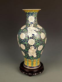 A FINE SAN CAI COLOR BOY PATTERN OLIVE SHAPED VASE