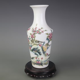 FAMILLE ROSE FLORAL AND BIRD PORCELAIN DECORATIVE VASE