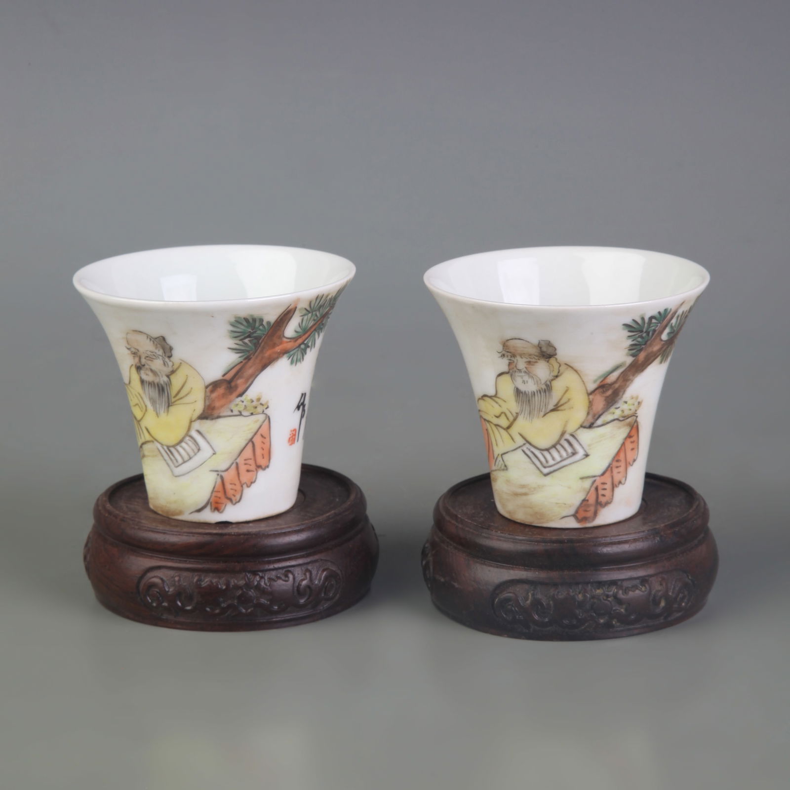PAIR OF FAMILLE ROSE FIGURE PATTERN TEA CUPS (1 of 6)