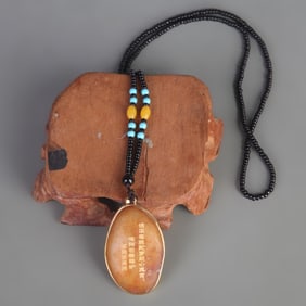 A FINE HETIAN JADE NECKLACE