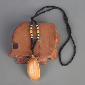 A FINE HETIAN JADE NECKLACE