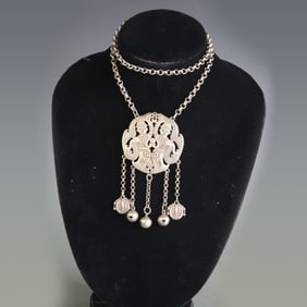 A FINE WHITE BRONZE NECKLACE