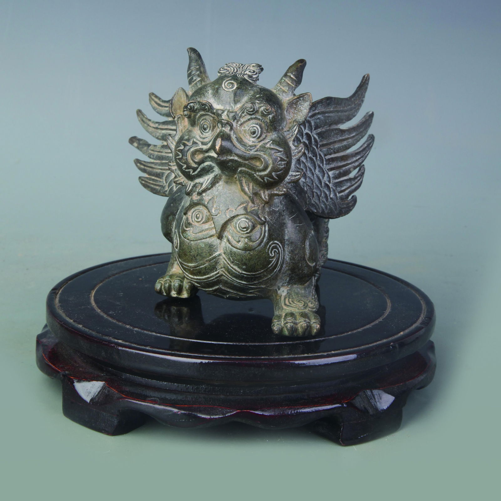 A FINELY MADE BRONZE QI LIN STATUE (1 of 5)