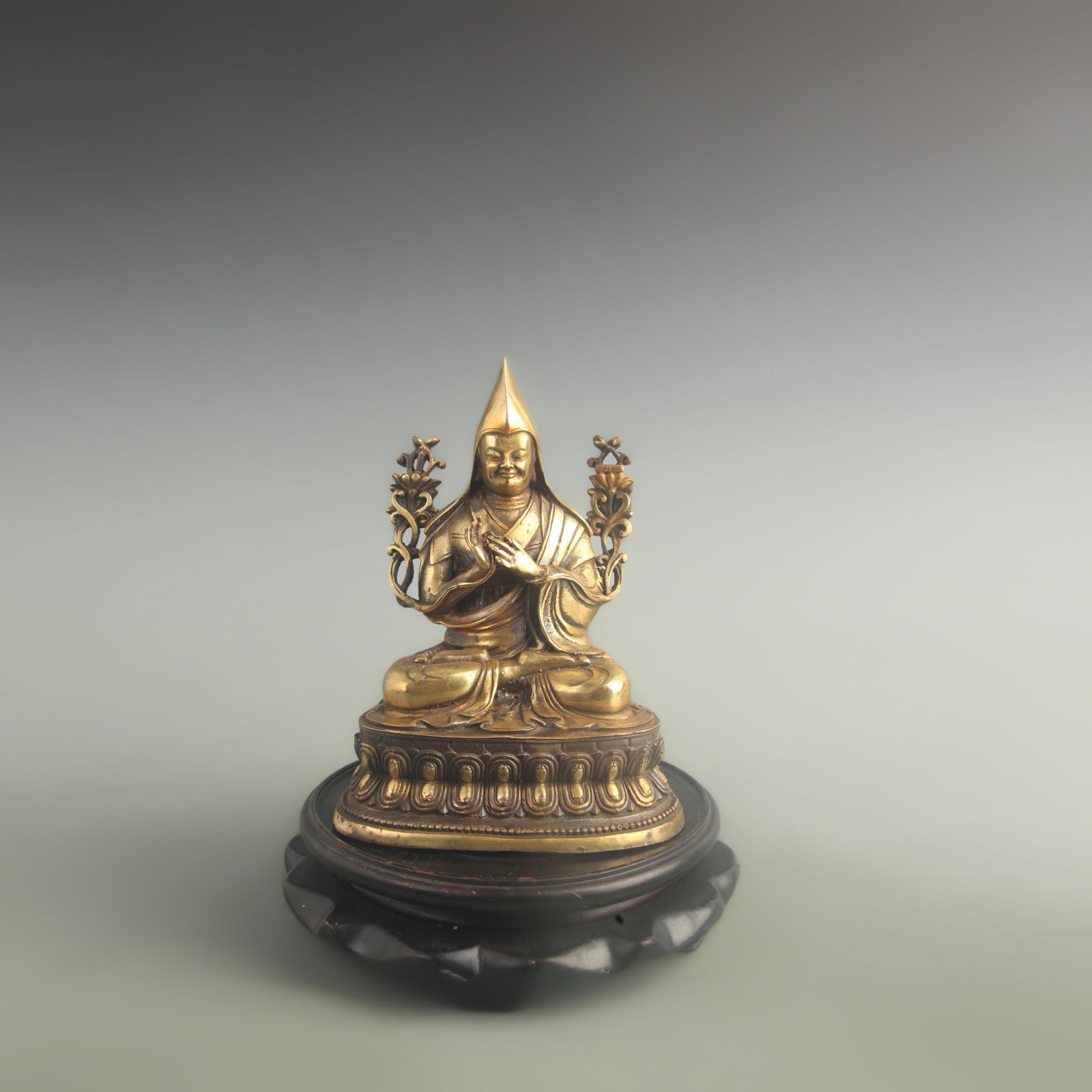 A FINE TIBETAN BUDDHISM GILT BRONZE STATUE OF TSONGKHAPA (1 of 5)