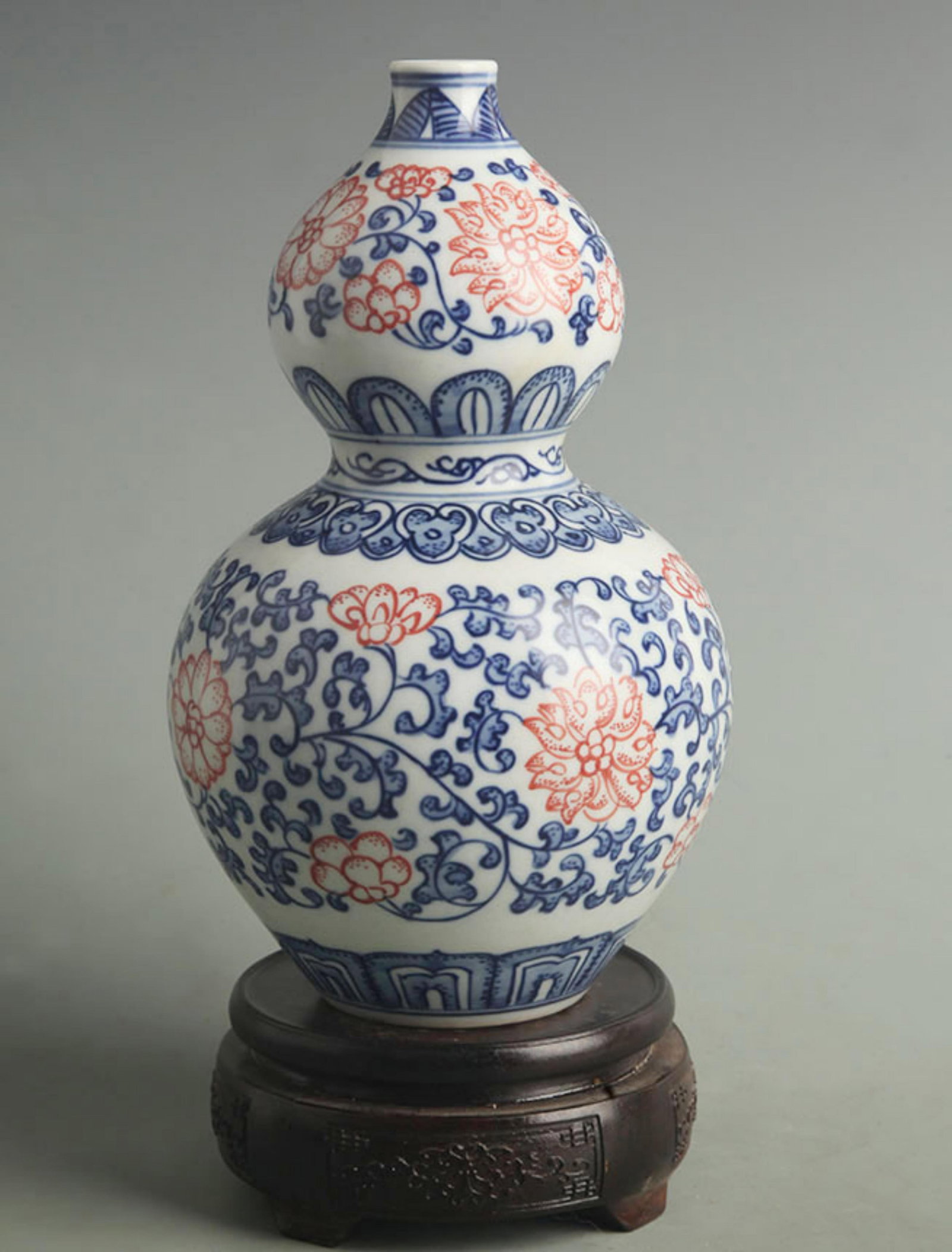 BLUE AND WHITE UNDERGLAZE RED TWINING LOTUS GOURD SHAPED PORCELAIN VASE: Qing Dynasty Qian Long Period; High: 9.00 inch; Width: 5.00 inch;