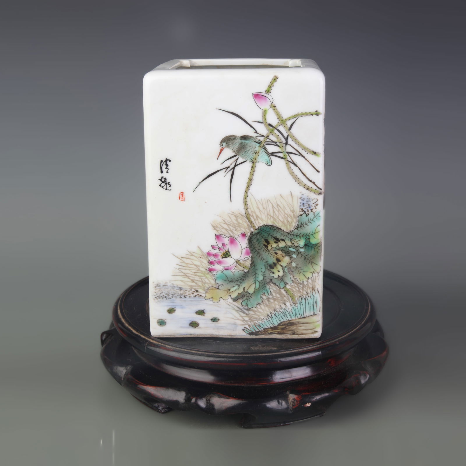 FAMILLE ROSE FLORAL PATTERN PORCELAIN FOUR-SIDED BRUSH POT (1 of 7)