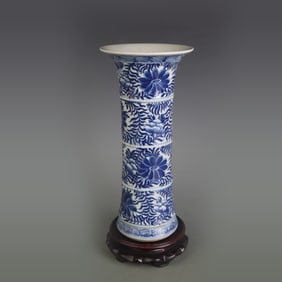 BLUE-AND-WHITE FLORAL PATTERN PORCELAIN VASE