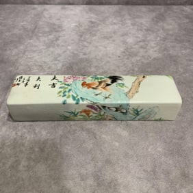 A FINE CHICKEN PATTERN PAINTED PORCELAIN PAPER WEIGHT