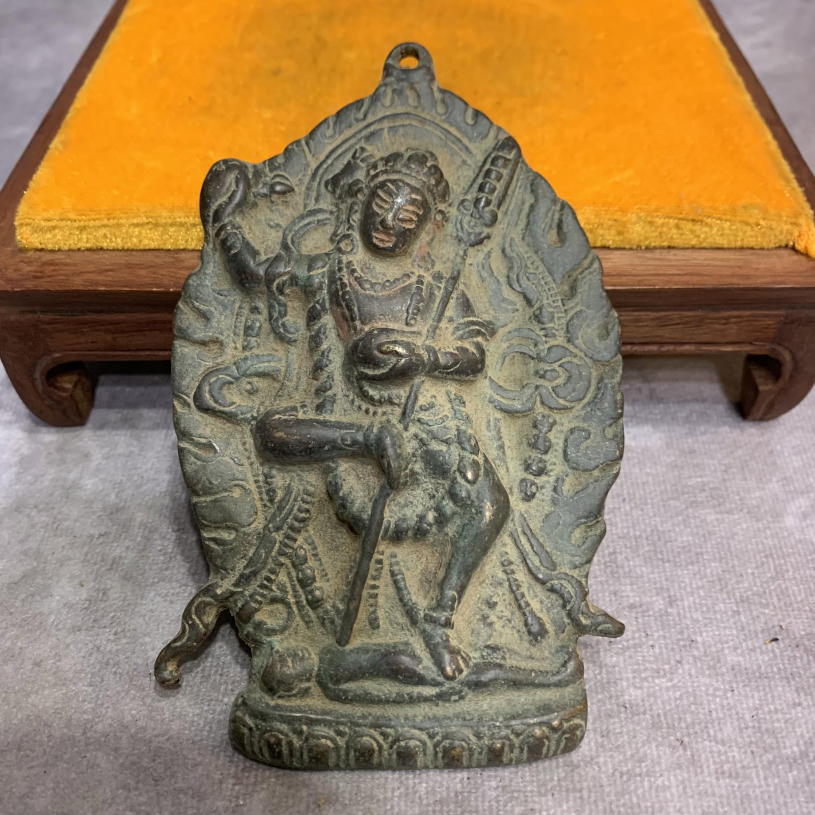 A FINE TIBETAN BUDDHISM BUDDHA PLATE: Qing Dynasty; High: 4.9 inch; Width: 3.0 inch;
