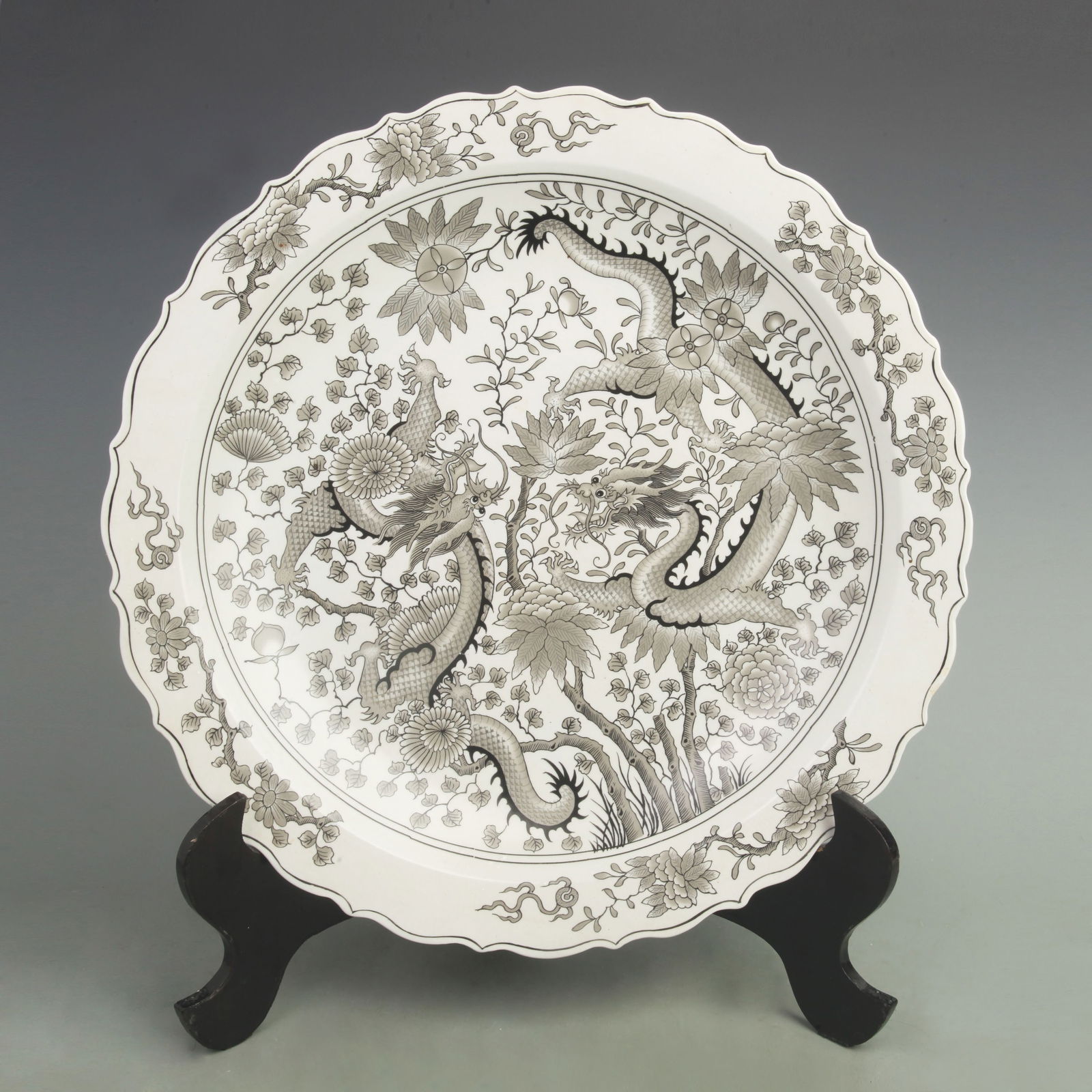 LARGE DRAGON PATTERN PORCELAIN PLATE (1 of 5)