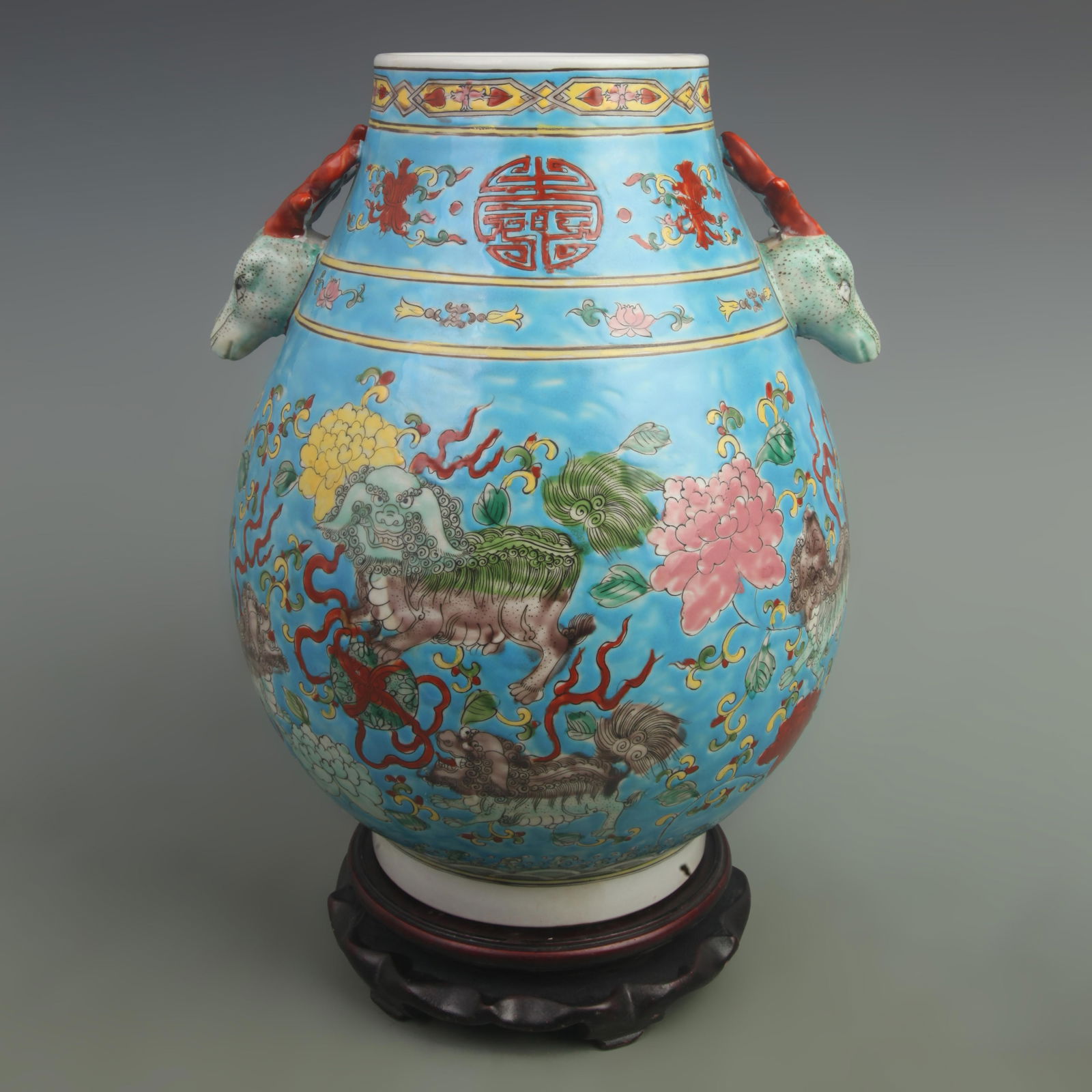 A FINE SAN CAI COLOR BLUE GROUND LION PATTERN PORCELAIN VASE