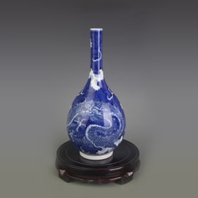 BLUE AND WHITE DRAGON PATTERN PORCELAIN VASE