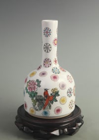 A FINE FAMILLE ROSE FLORAL PATTERN LONG NECKED PORCELAIN VASE