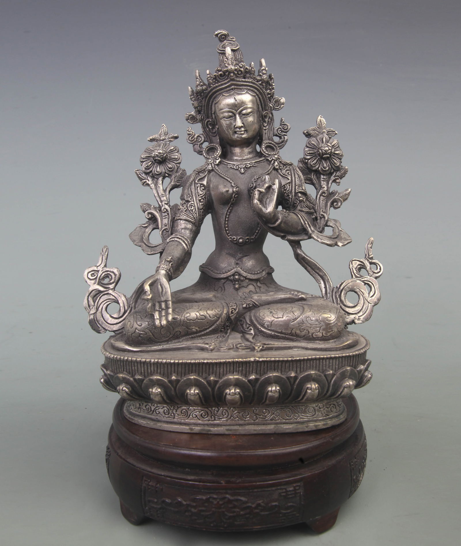 A FINE WHITE BRONZE TARA STATUE (1 of 5)