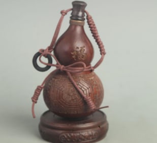 GOURD-SHAPED BOTTLE WITH EIGHT TRIGRAMS AND FORTUNE PATTERN