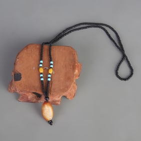 A FINE HETIAN JADE NECKLACE