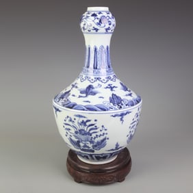 A FINE FLOWER AND BIRD PATTERN GARLIC HEAD PATTERN PORCELAIN BOTTLE
